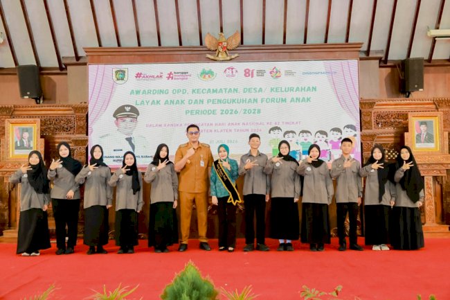 Bupati Klaten Kukuhkan Forum Anak Klaten 2026-2028 dan Serahkan Penghargaan Layak Anak