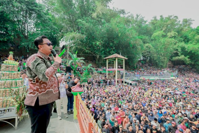 Tradisi Yaa Qowiyyu, Ribuan Masyarakat Ikuti Sebaran Apem di Jatinom
