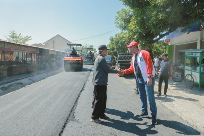 Bupati Klaten Cek Pengaspalan Jalan Kalikebo, Ditargetkan Segera Selesai