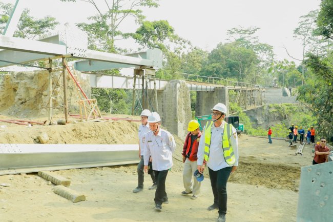 Bupati Klaten Cek Progres Pembangunan Jembatan Ngancar, Ditargetkan Rampung November