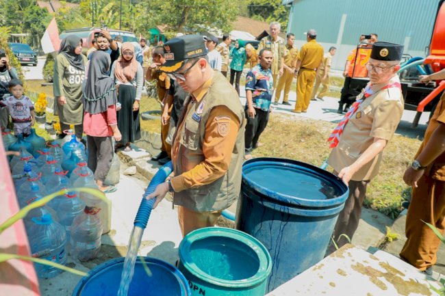 Atasi Kekeringan, Bupati Klaten Dropping Air Bersih ke Empat Desa di Kemalang 