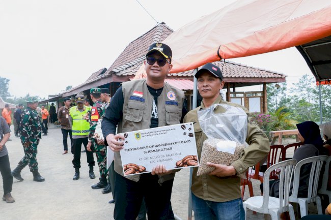 Bupati Klaten Serahkan 30 Ribu Biji Kopi Gayo Lues untuk Petani Lereng Merapi