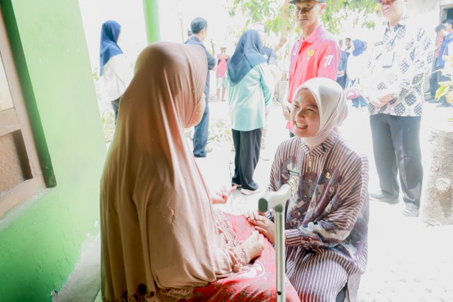 Pastikan Kondisi Warga, Plt Bupati Klaten Kunjungi Warga Terdampak Angin Kencang di Delanggu
