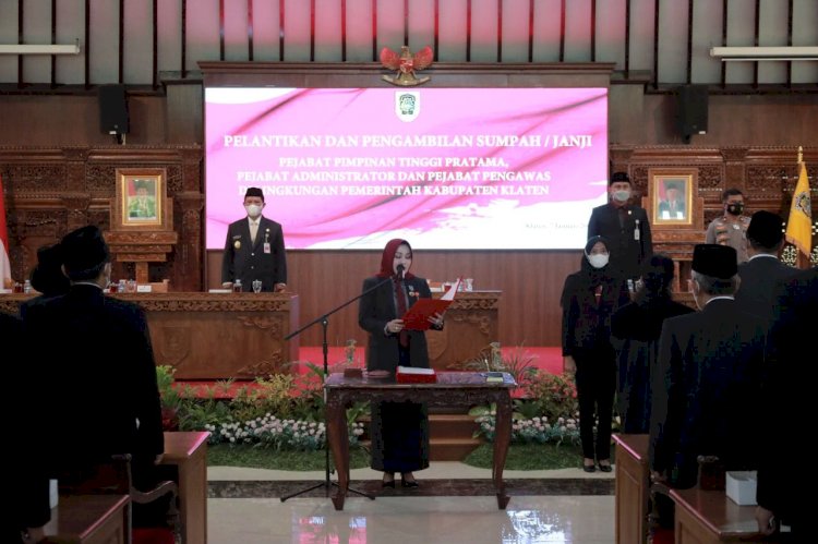 Bupati Klaten resmi melantik pejabat pimpinan tinggi pratama, administrator dan pengawas sesuai dengan SOTK baru