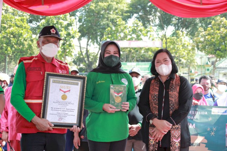 Kabupaten Klaten kembali catatkan rekor Muri dengan penyemprotan eco enzyme menggunakan 60.000 sprayer ke udara serentak