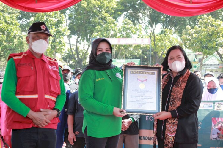 Kabupaten Klaten kembali catatkan rekor Muri dengan penyemprotan eco enzyme menggunakan 60.000 sprayer ke udara serentak