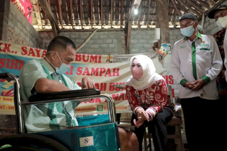 Wujud Kepedulian Pemkab Klaten, Bupati Klaten Serahkan Santunan Kepada Warga Desa Kebon, Bayat dan Desa Pacing, Wedi