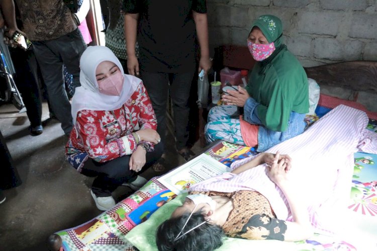 Wujud Kepedulian Pemkab Klaten, Bupati Klaten Serahkan Santunan Kepada Warga Desa Kebon, Bayat dan Desa Pacing, Wedi