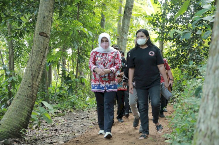 Wujud Kepedulian Pemkab Klaten, Bupati Klaten Serahkan Santunan Kepada Warga Desa Kebon, Bayat dan Desa Pacing, Wedi