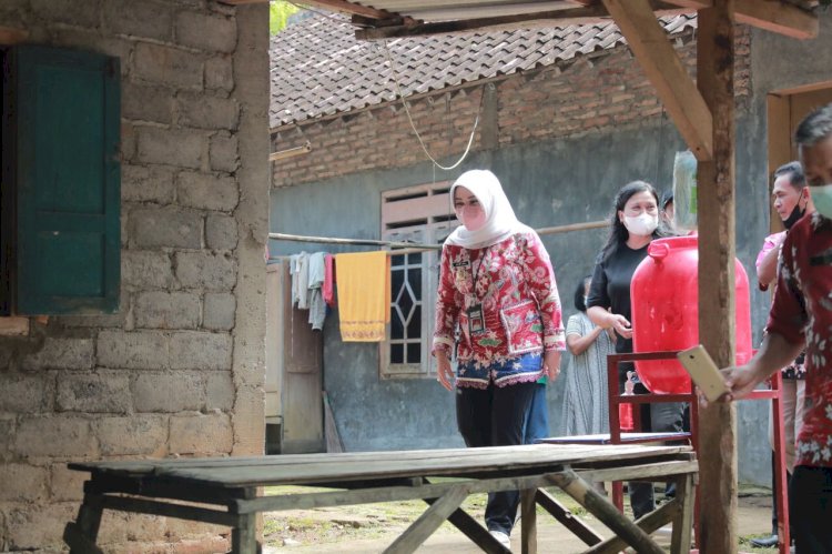 Wujud Kepedulian Pemkab Klaten, Bupati Klaten Serahkan Santunan Kepada Warga Desa Kebon, Bayat dan Desa Pacing, Wedi