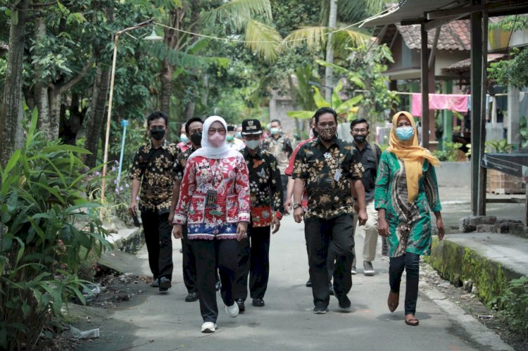 Wujud Kepedulian Pemkab Klaten, Bupati Klaten Serahkan Santunan Kepada Warga Desa Kebon, Bayat dan Desa Pacing, Wedi