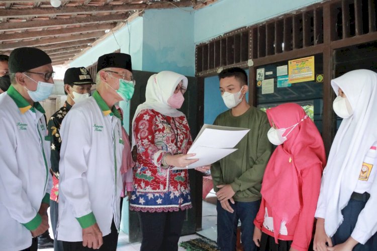 Wujud Kepedulian Pemkab Klaten, Bupati Klaten Serahkan Santunan Kepada Warga Desa Kebon, Bayat dan Desa Pacing, Wedi