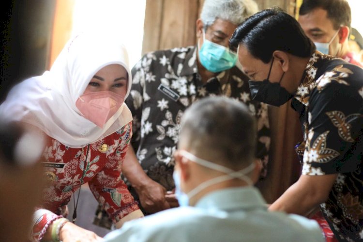 Wujud Kepedulian Pemkab Klaten, Bupati Klaten Serahkan Santunan Kepada Warga Desa Kebon, Bayat dan Desa Pacing, Wedi