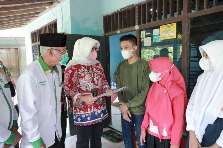 Wujud Kepedulian Pemkab Klaten, Bupati Klaten Serahkan Santunan Kepada Warga Desa Kebon, Bayat dan Desa Pacing, Wedi