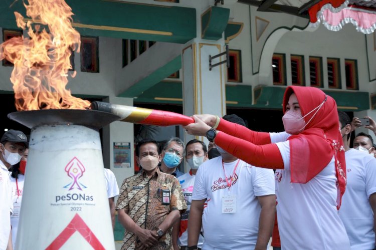 Bupati Klaten Terima Kirab Obor dari Kabupaten Boyolali dalam rangka Pekan Spesial Olimpiade Nasional SOINA 2022