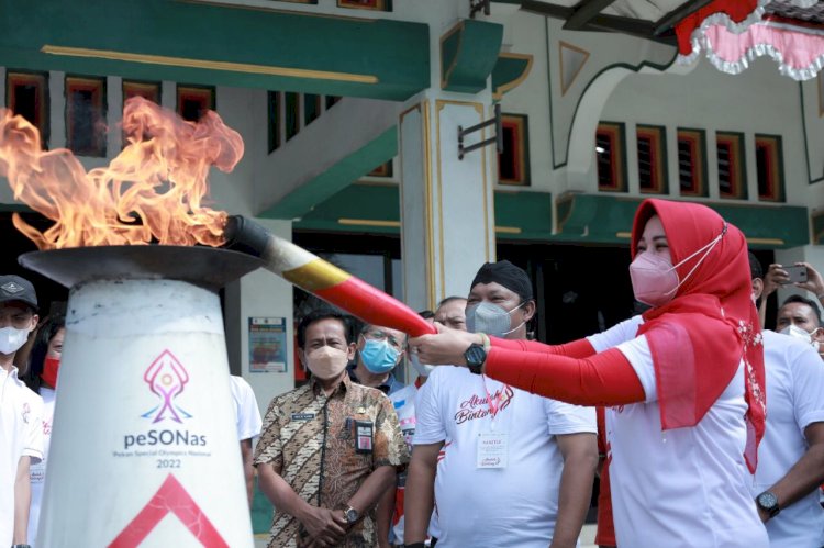 Bupati Klaten Terima Kirab Obor dari Kabupaten Boyolali dalam rangka Pekan Spesial Olimpiade Nasional SOINA 2022