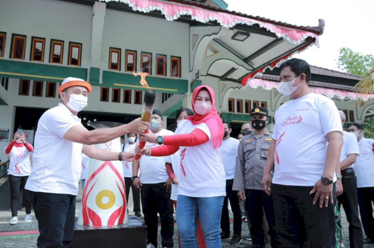 Bupati Klaten Terima Kirab Obor dari Kabupaten Boyolali dalam rangka Pekan Spesial Olimpiade Nasional SOINA 2022