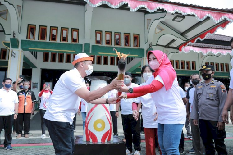 Bupati Klaten Terima Kirab Obor dari Kabupaten Boyolali dalam rangka Pekan Spesial Olimpiade Nasional SOINA 2022