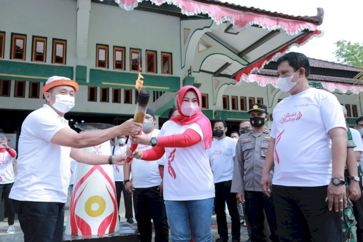 Bupati Klaten Terima Kirab Obor dari Kabupaten Boyolali dalam rangka Pekan Spesial Olimpiade Nasional SOINA 2022