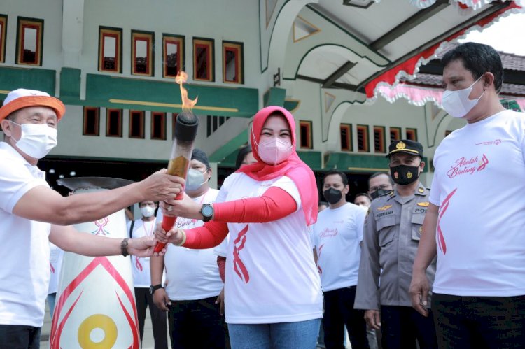 Bupati Klaten Terima Kirab Obor dari Kabupaten Boyolali dalam rangka Pekan Spesial Olimpiade Nasional SOINA 2022