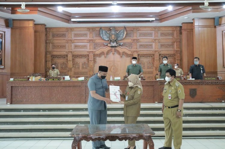 Paripurna Persetujuan Pokok-Pokok Pikiran DPRD & Penyampaian Penjelasan Bupati dan Pengantar 2 Raperda