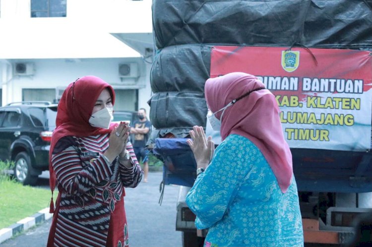 Bupati Klaten Serahkan Bantuan Bagi Korban Erupsi Semeru Lumajang