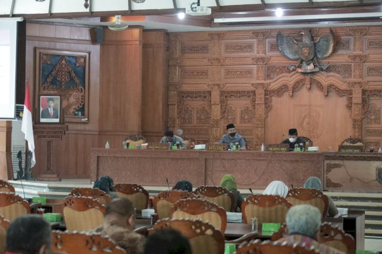 Rapat Paripurna Pemandangan Umum Frkasi-Fraksi terhadap 2 Raperda