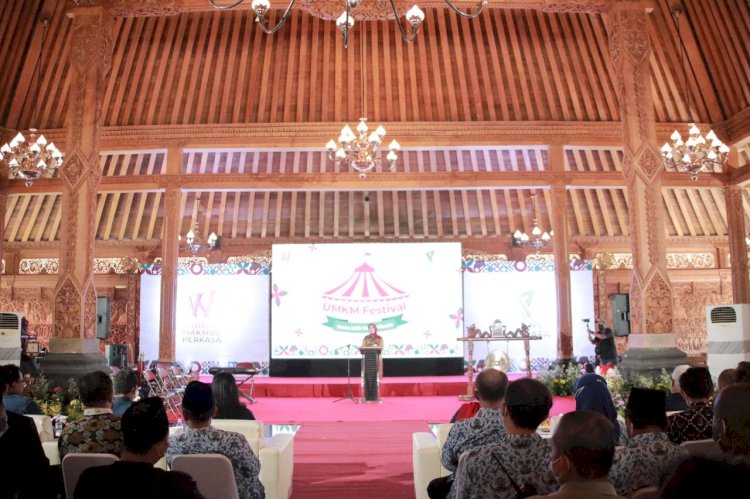 Bupati Klaten Membuka Acara UMKM Festival di Joglo Tumiyana