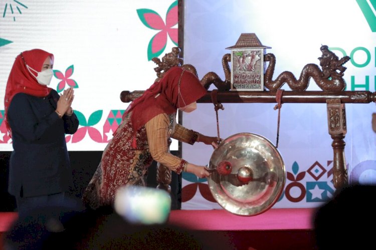 Bupati Klaten Membuka Acara UMKM Festival di Joglo Tumiyana