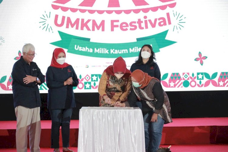 Bupati Klaten Membuka Acara UMKM Festival di Joglo Tumiyana