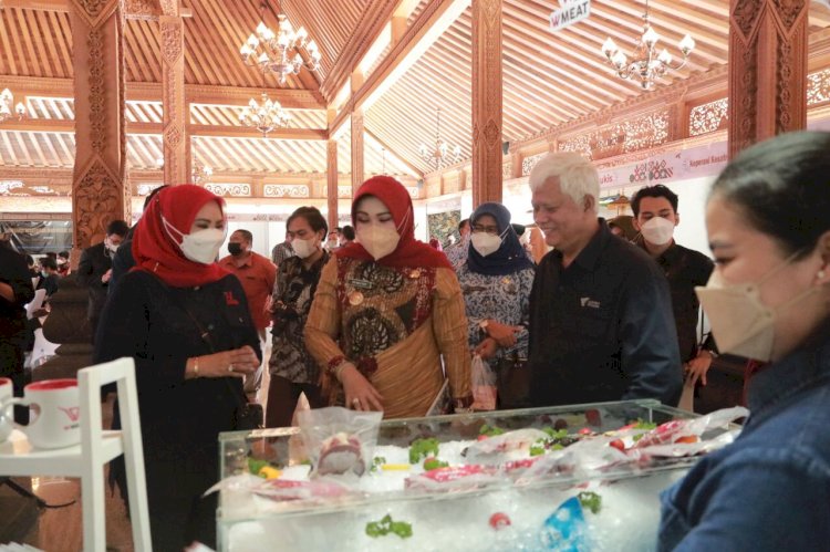 Bupati Klaten Membuka Acara UMKM Festival di Joglo Tumiyana