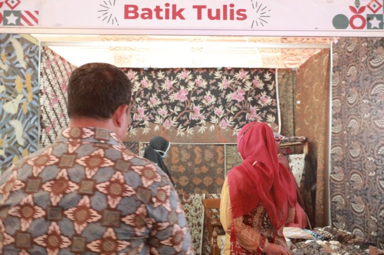 Bupati Klaten Membuka Acara UMKM Festival di Joglo Tumiyana