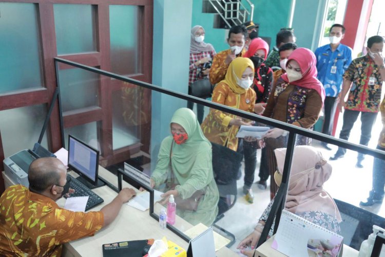 Bupati Klaten Serahkan Bantuan DAPM dan BLT DD Bagi Warga Prambanan 