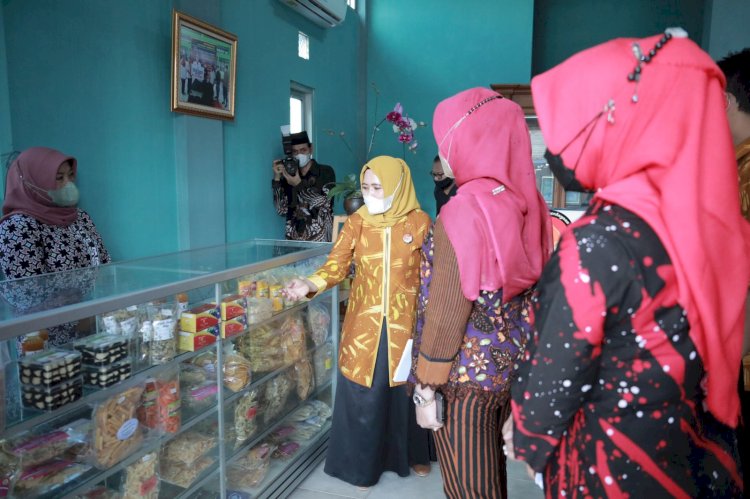 Bupati Klaten Serahkan Bantuan DAPM dan BLT DD Bagi Warga Prambanan 