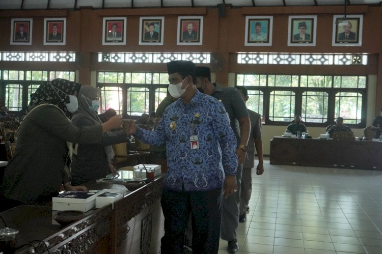 Paripurna Penjelasan LKPD 2021 dan Penyampaian Jawaban Bupati atas Pemdangan umum Fraksi-Fraksi 2 Raperda dan Pembentukan Gabungan Komisi