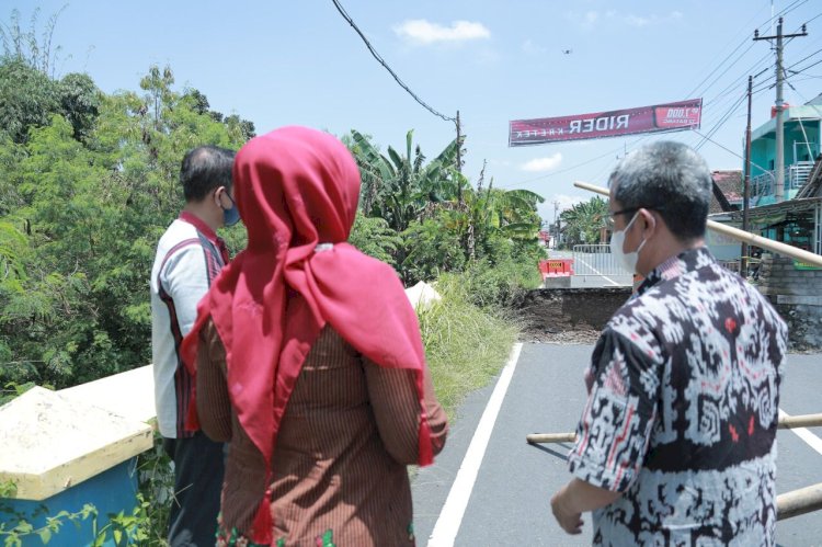 Bupati Klaten Tinjau Langsung Jembatan Runtuh Kadirejo, Karanganom