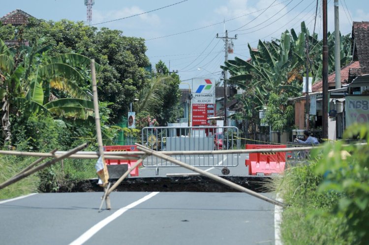 Bupati Klaten Tinjau Langsung Jembatan Runtuh Kadirejo, Karanganom