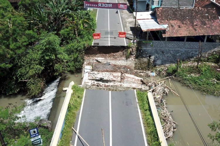 Bupati Klaten Tinjau Langsung Jembatan Runtuh Kadirejo, Karanganom