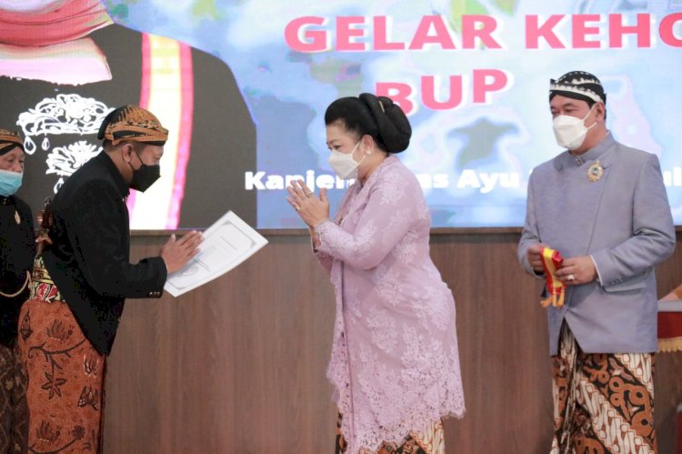 Bupati Klaten Terima Gelar Kehormatan, Kanjeng Mas Ayu Hj Sri Mulyani Laksminto Arum, SM Dari Keraton Surakarta 