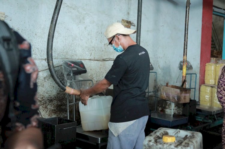 Minyak Goreng Curah Mulai Langka, Pemkab Klaten Bersama Polres Klaten Lakukan Sidak Ke Distributor 