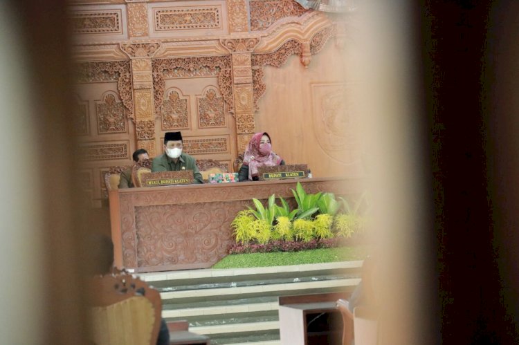 Bupati dan Wakil Bupati Klaten hadiri rapat Penetapan Pimpinan dan Keanggotaan Alat Kelengkapan DPRD Kabupaten Klaten di Gedung Paripurna DPRD Kabupaten Klaten