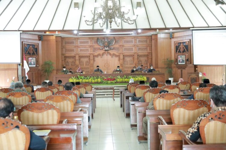 Bupati dan Wakil Bupati Klaten hadiri rapat Penetapan Pimpinan dan Keanggotaan Alat Kelengkapan DPRD Kabupaten Klaten di Gedung Paripurna DPRD Kabupaten Klaten