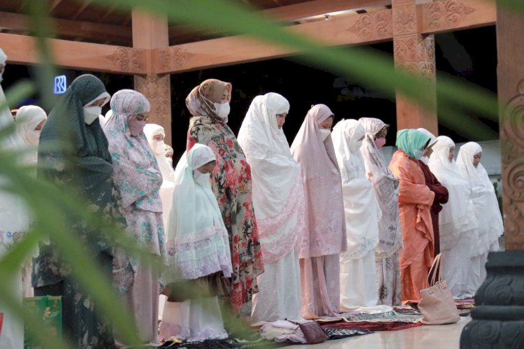 Bupati Klaten Serahkan 144 Paket Sembako Kepada THL Pemda Klaten