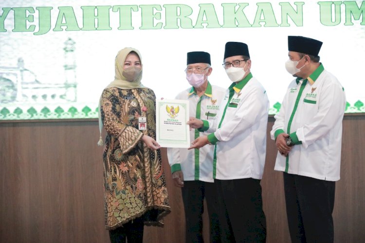 Bupati Klaten bersama Pejabat BUMN dan BUMD yang ada di Klaten serahkan zakat kepada Baznas.