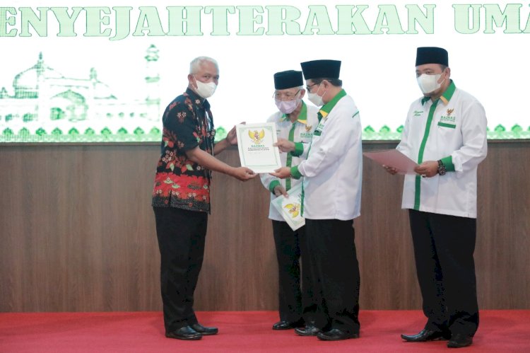 Bupati Klaten bersama Pejabat BUMN dan BUMD yang ada di Klaten serahkan zakat kepada Baznas.