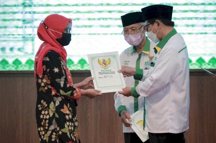 Bupati Klaten bersama Pejabat BUMN dan BUMD yang ada di Klaten serahkan zakat kepada Baznas.