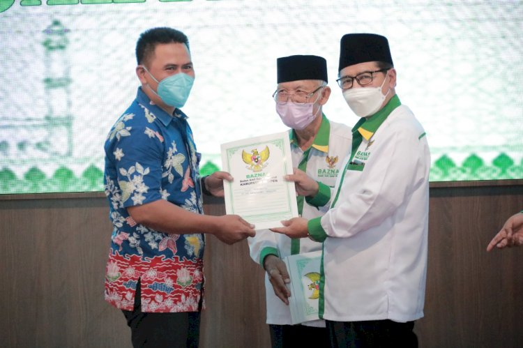 Bupati Klaten bersama Pejabat BUMN dan BUMD yang ada di Klaten serahkan zakat kepada Baznas.