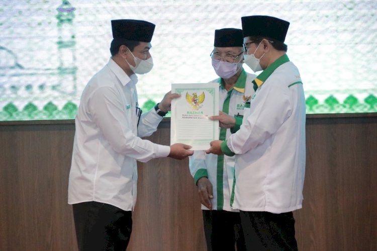 Bupati Klaten bersama Pejabat BUMN dan BUMD yang ada di Klaten serahkan zakat kepada Baznas.