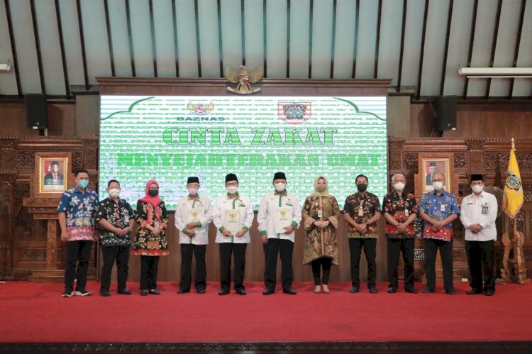 Bupati Klaten bersama Pejabat BUMN dan BUMD yang ada di Klaten serahkan zakat kepada Baznas.