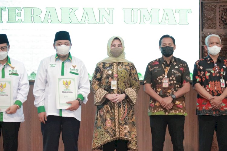 Bupati Klaten bersama Pejabat BUMN dan BUMD yang ada di Klaten serahkan zakat kepada Baznas.